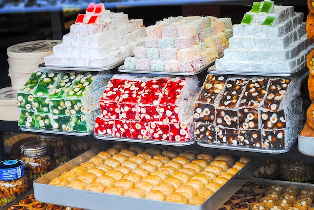 ISTANBUL, LE MARCHÉ CENTRAL - 7 JANVIER 2016 : Les commerçants sur le marché d'Istanbul vendent une variété de produits.