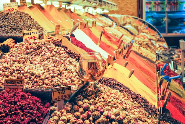 ISTANBUL LE MARCHÉ CENTRAL Commerçants sur le marché d'Istanbul vendant une variété de produits