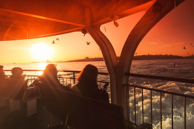 Istanbul Turquie 03 mars 2020 vue générale des personnes utilisant le ferry public pour le transport au coucher du soleil