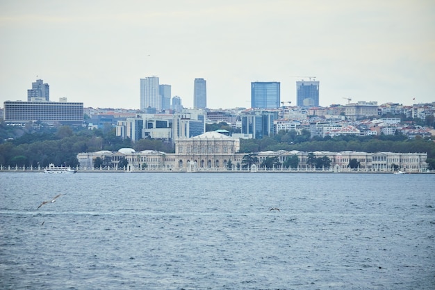 ISTANBUL, TURQUIE - 12 octobre 2019 : Palais de Dolmabahce, vue du Bosphore, Istanbul, Turquie