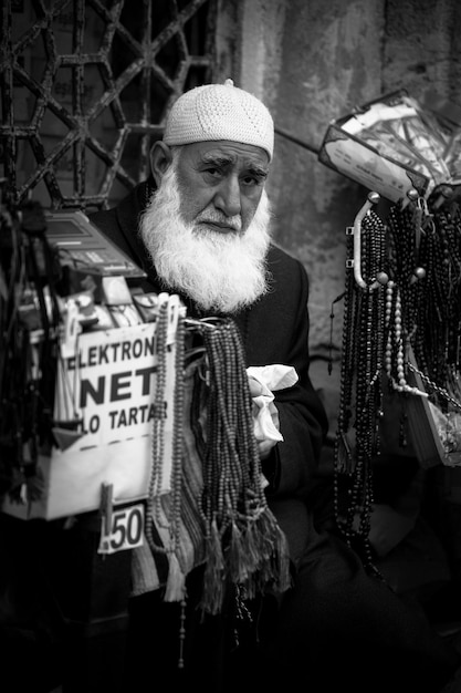 ISTANBUL, TURQUIE - 18 MARS 2013 : Les gens marchent dans les rues d'Istanbul.