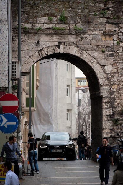 ISTANBUL, TURQUIE - 18 MARS 2013 : Une voiture descend une vieille rue.