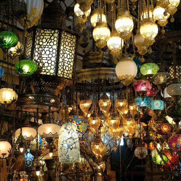 ISTANBUL, TURQUIE - 25 MAI : Lumières à vendre dans le Grand Bazar à Istanbul Turquie le 25 mai 2018