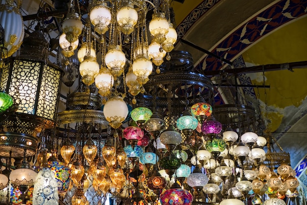 ISTANBUL, TURQUIE - 25 MAI : Lumières à vendre dans le Grand Bazar à Istanbul Turquie le 25 mai 2018