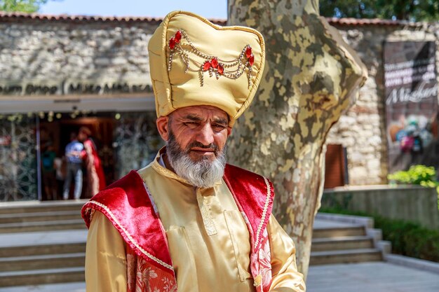 Istanbul Turquie 30 juillet 2016 vieil homme avec robe de sultan ottoman