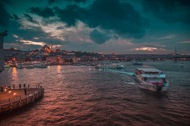 Istanbul Turquie 30 novembre 2019 Moody illuminé ferry et tour de Galata pendant le crépuscule