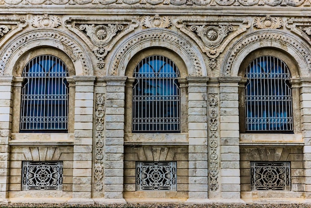 Istanbul Turquie 6 octobre 2021 Façade avec fenêtres du bâtiment principal du palais de Dolmabahce