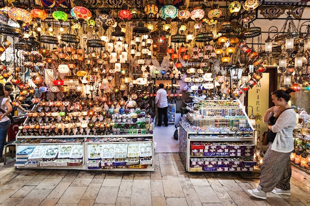 ISTANBUL, TURQUIE - 8 SEPTEMBRE 2014 : Le Grand Bazar est l'un des plus grands et des plus anciens marchés couverts au monde le 8 septembre 2014 à Istanbul, en Turquie.