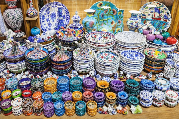 ISTANBUL, TURQUIE - 8 SEPTEMBRE 2014 : Le Grand Bazar est l'un des plus grands et des plus anciens marchés couverts au monde le 8 septembre 2014 à Istanbul, en Turquie.