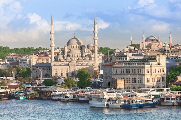 ISTANBUL, TURQUIE - 8 SEPTEMBRE 2014 : La nouvelle mosquée (Yeni Cami) s'appelait à l'origine la mosquée Valide Sultan le 8 septembre 2014 à Istanbul, en Turquie.