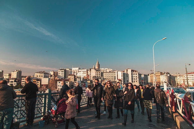 Istanbul Turquie février 23 2020 vue générale du pont de Galata les gens marchent avec le fond de la tour de Galata