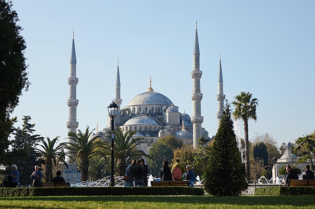 IstanbulTurquie25 novembre2017vue d'une mosquée bleue et d'un parc avec des gens Turquie Istanbul