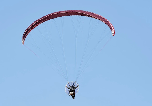 Italie; 5 mai 2016, homme volant en parapente motorisé - EDITORIAL