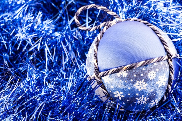 Italie. Boules de Noël traditionnelles faites à la main en tissu blanc et bleu