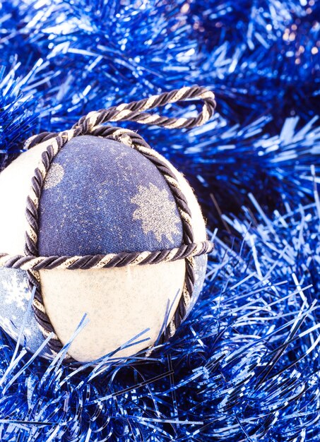 Italie. Boules de Noël traditionnelles faites à la main en tissu blanc et bleu