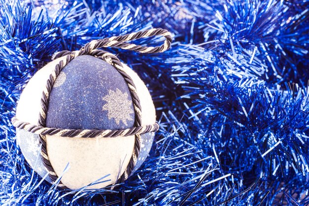 Italie. Boules de Noël traditionnelles faites à la main en tissu blanc et bleu