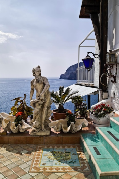 ITALIE, Campanie, île d'Ischia, S.Angelo, vue sur la côte rocheuse de S.Angelo depuis une maison au bord de la mer