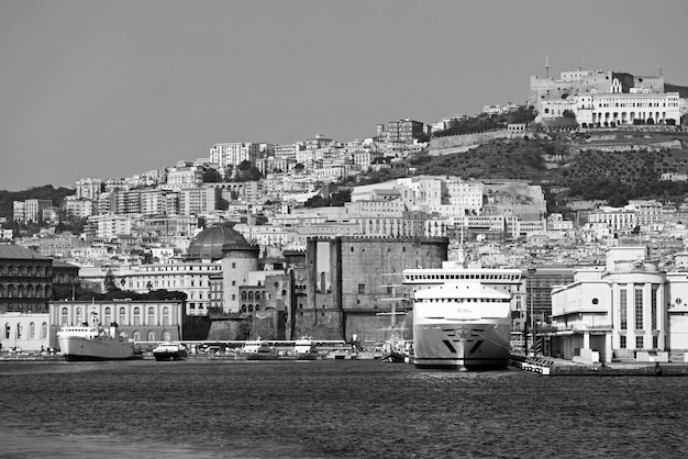 ITALIE, Campanie, Naples, vue sur la ville, le port et Castel Dell'Ovo depuis la mer