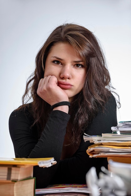 Italie jeune étudiant stressé par les devoirs scolaires