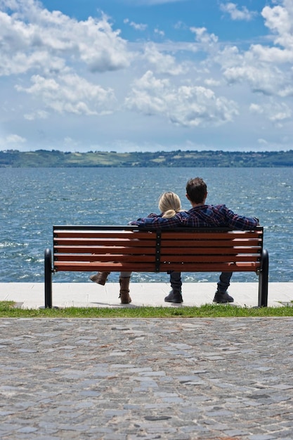 Italie, lac de Bracciano (Rome), jeune couple se reposant sur un banc