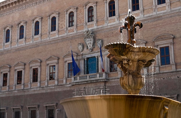 ITALIE Latium Rome l'une des deux fontaines et l'Ambassade de France sur la place Farnèse