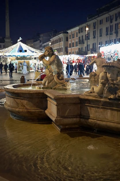 Italie Latium Rome place Navone l'une des fontaines de la place la nuit