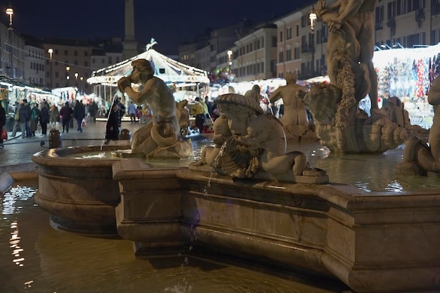 Italie Latium Rome place Navone l'une des fontaines de la place la nuit