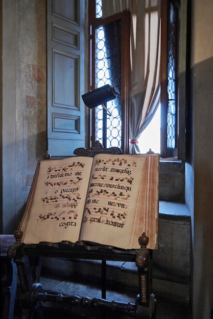 Italie Latium Rome S Angelo Castel une ancienne partition de musique exposée par l'une des fenêtres du château