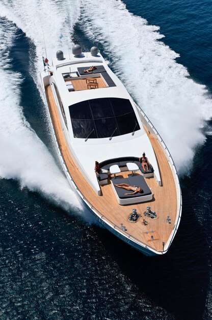 Italie, mer de Tyrrène, au large de la côte de Viareggio, en Toscane, yacht de luxe Tecnomar 36 (36 mètres), vue aérienne
