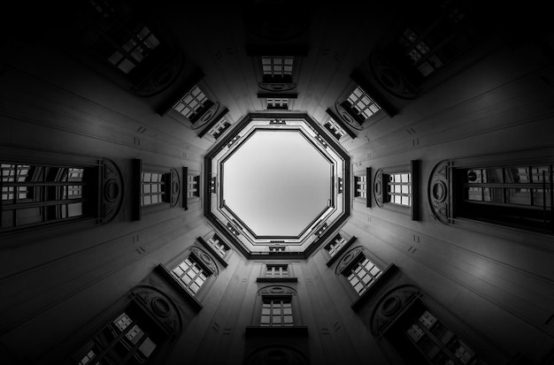 Italie, Milan. Intérieur d'un ancien palais, regardant vers le ciel avec un objectif large de 16 mm.