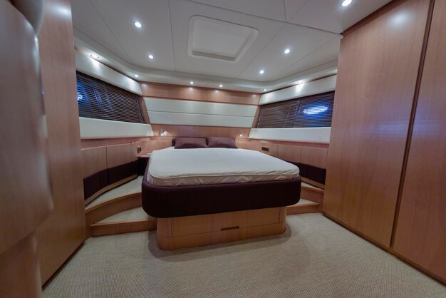 Italie, Naples, yacht de luxe RIZZARDI 62HT, chambre VIP