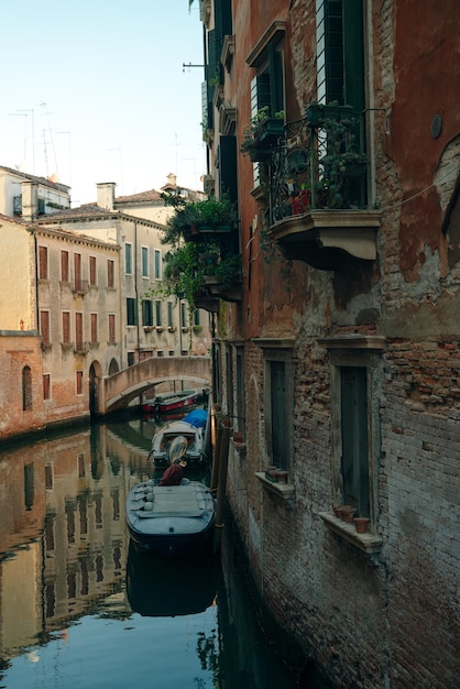 Italie nov 2021 Le paysage urbain et l'architecture de Venise Canal urbain et bateaux sur lui