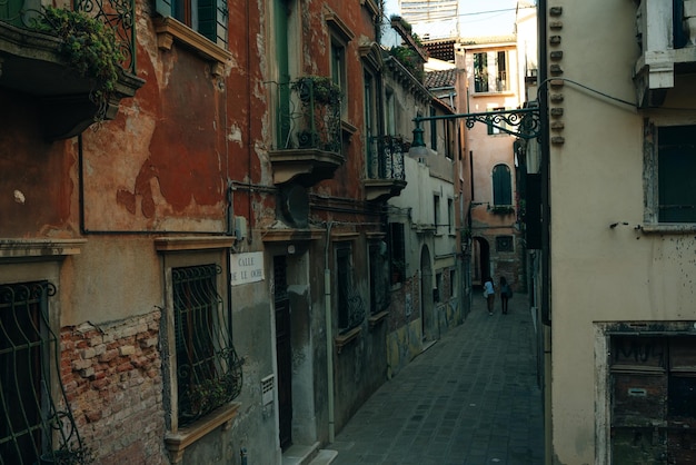 Italie nov 2021 Le paysage urbain et l'architecture de Venise Canal urbain et bateaux sur lui