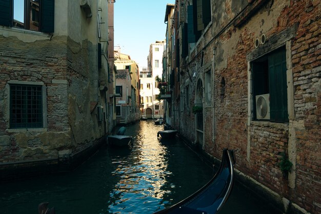 Italie nov 2021 Le paysage urbain et l'architecture de Venise Canal urbain et bateaux sur lui