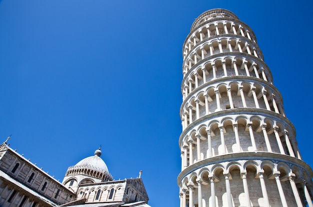 Italie - Pise. La célèbre tour penchée sur un fond bleu parfait