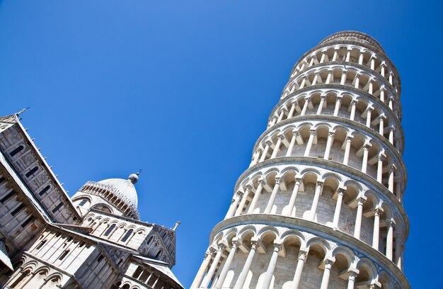 Italie - Pise. La célèbre tour penchée sur un fond bleu parfait