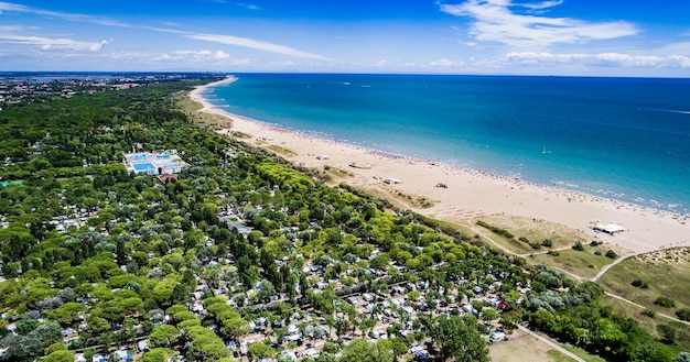 L'Italie, la plage de la mer Adriatique. Repos sur la mer près de Venise. Photographie aérienne par drone FPV.