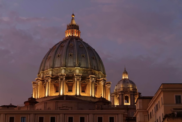 Italie, Rome, dôme de la cathédrale Saint-Pierre au coucher du soleil