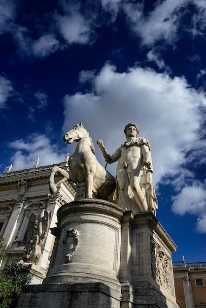 L'Italie, Rome, la place Campidoglio, statue romaine