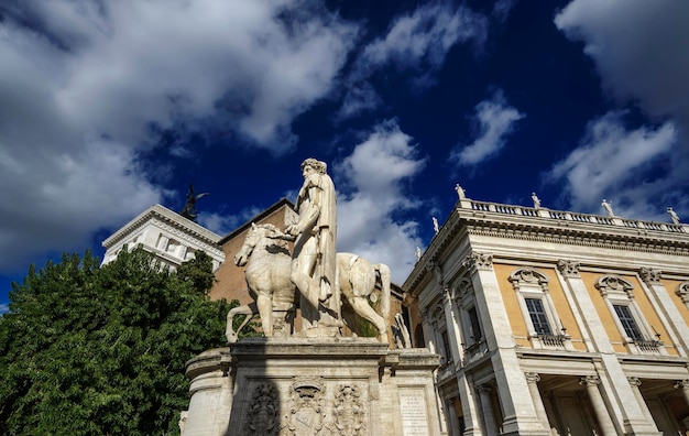 L'Italie, Rome, la place Campidoglio, statue romaine