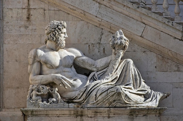 L'Italie, Rome, la place Campidoglio, statue romaine