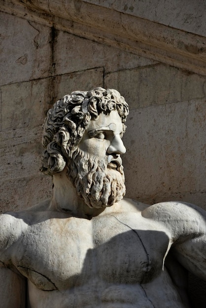 L'Italie, Rome, la place Campidoglio, statue romaine