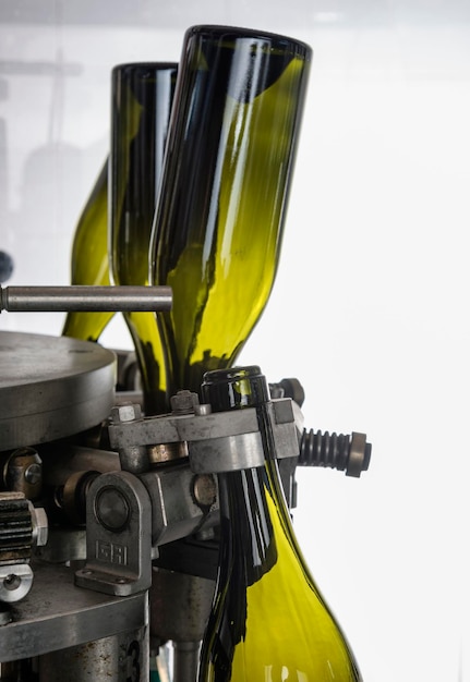 Italie Sicile bouteilles de vin lavées et remplies de vin par une machine industrielle dans une usine de vin