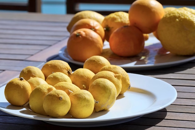 Italie, Sicile, citrons et oranges siciliennes sur une table en bois