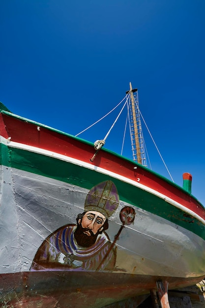 Italie, Sicile, Ganzirri (Messine), un saint peint à la main sur un bateau de pêche en bois