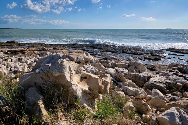 Italie, Sicile, Marina di Modica (province de Raguse), mer Méditerranée, vue sur la côte rocheuse sicilienne est-sud