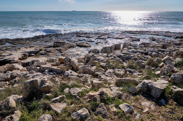 Italie, Sicile, Marina di Modica (province de Raguse), mer Méditerranée, vue sur la côte rocheuse sicilienne est-sud