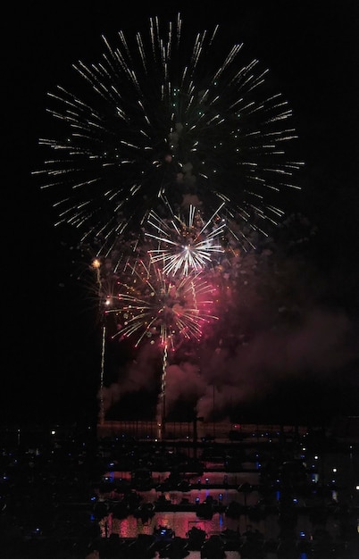 Italie, Sicile, Marina di Ragusa, feux d'artifice sur la marina