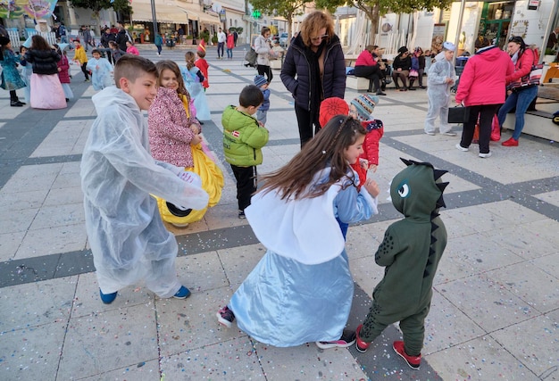 Italie, Sicile, Marina di Ragusa (province de Raguse) ; 2 mars 2019, des enfants jouent pour le Carnaval sur une place centrale de la ville - EDITORIAL