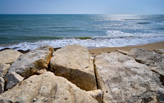 Italie, Sicile, mer Méditerranée, côte sablonneuse du sud-est, pierres brise-lames sur la plage de Caucana (province de Raguse)